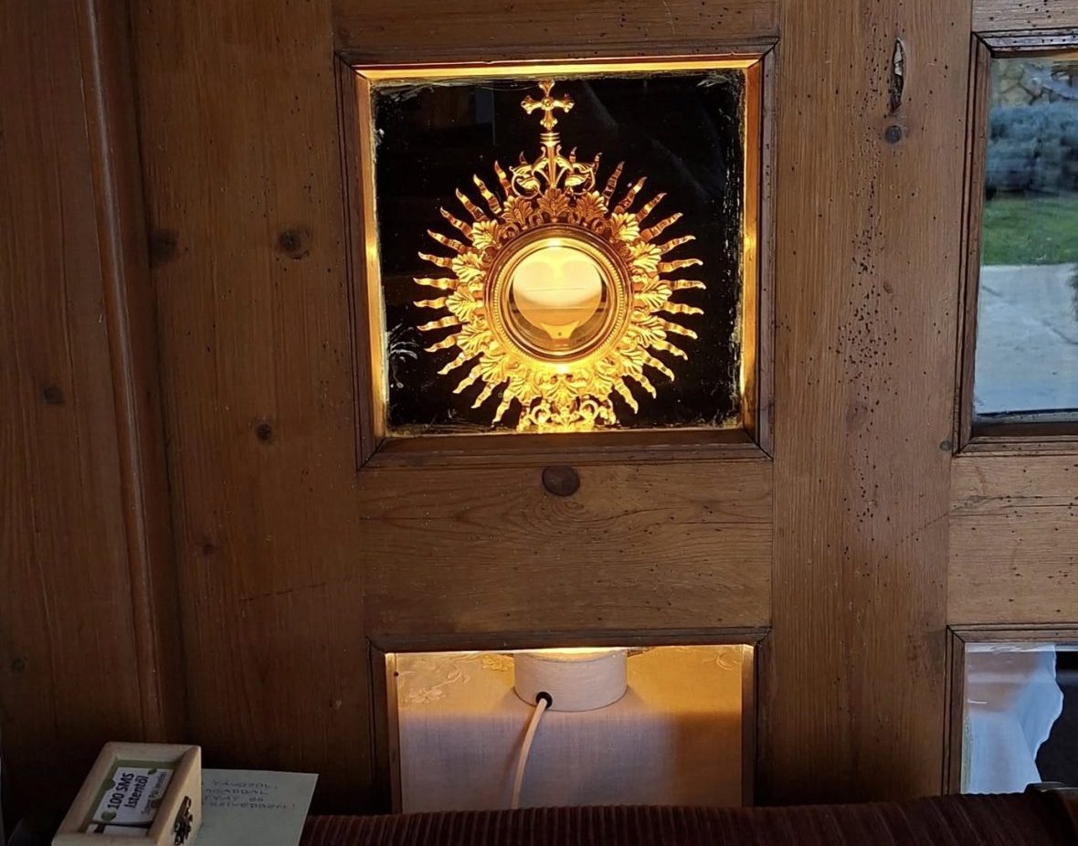 Napközbeni folyamatos szentségimádás